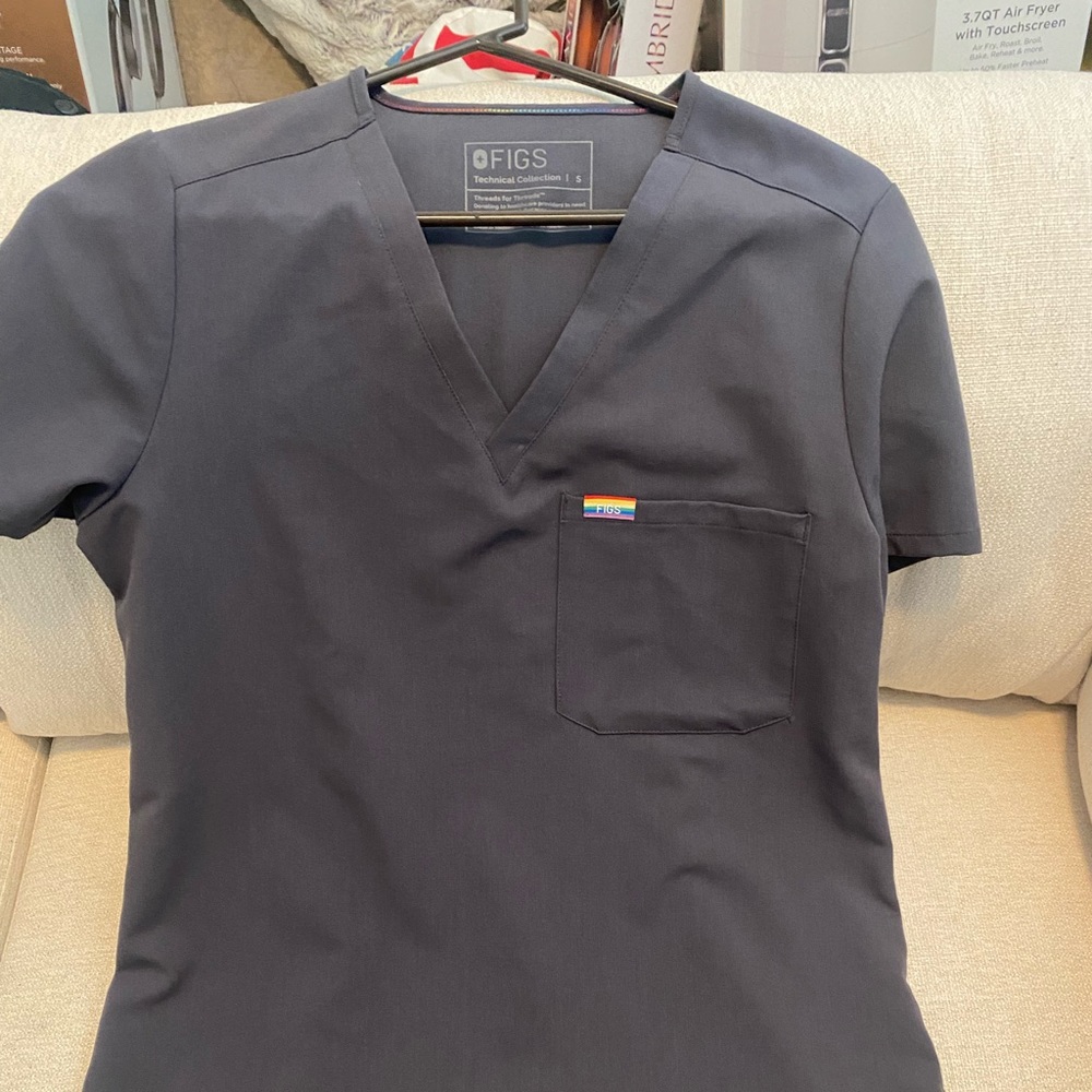 Figs scrub top